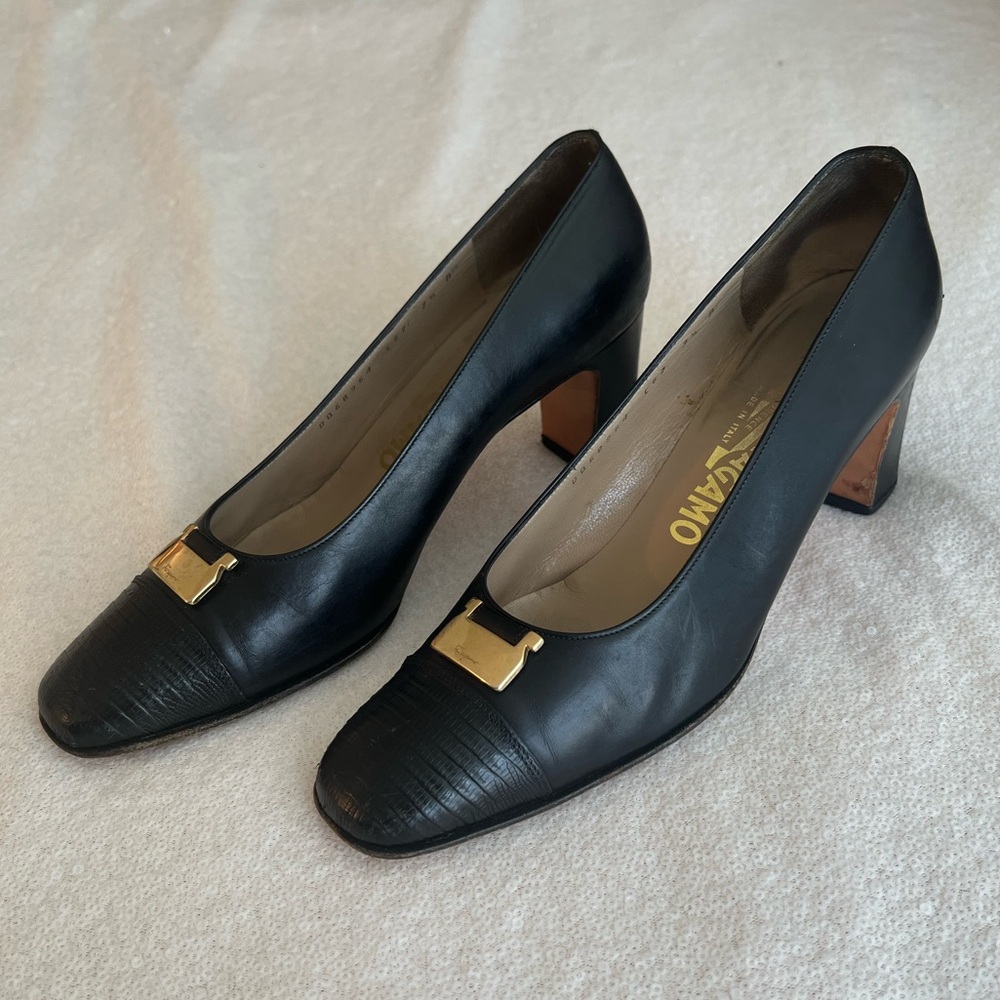 Vintage 1970s 1980s Salvatore Ferragamo Black Italian Leather Heels Gold Accent - Picture 8 of 17